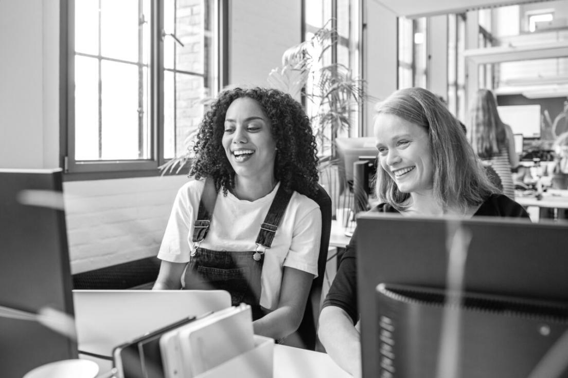 Moderner Arbeitsbereich mit Finanzberichten und Analysewerkzeugen