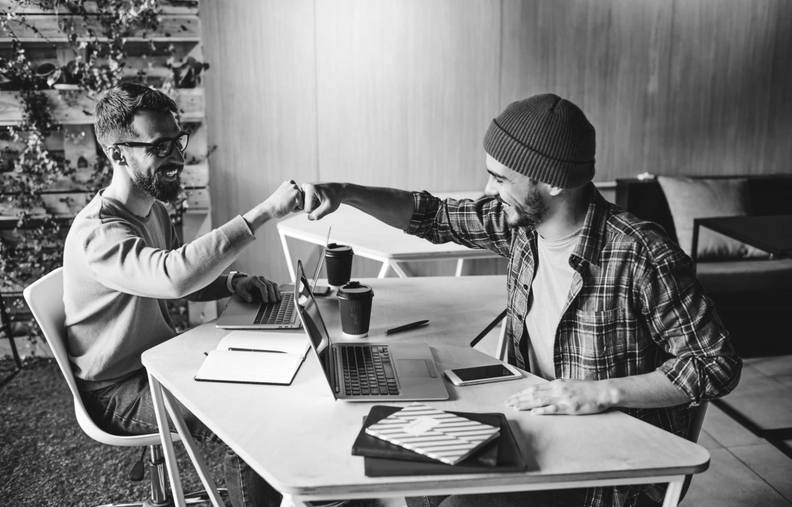 Analytische Arbeitssituation mit Finanzunterlagen und Datenvisualisierung